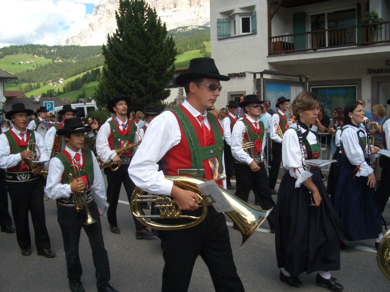 la banda musicale con il costume locale